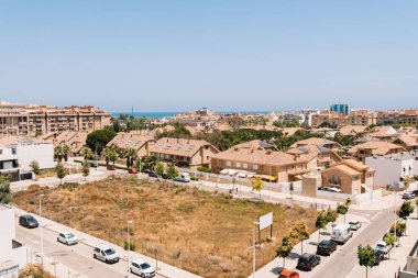 Valencia, İspanya - 20 Haziran 2025: Kentsel yerleşim alanına beton pompa kamyonu döken inşaat alanı, modern mimari ve geliştirme ilerlemelerini gözler önüne seriyor