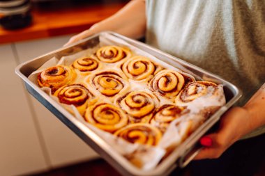 Taze ve lezzetli tatlılar bu sıcak fırının cam kubbesinin altında cezbedici. Kahve dükkanında mis kokulu tarçınlı çörekler, kekler ve kekler ile sıcak bir atmosfer. Tatlı ve yemek konsepti.