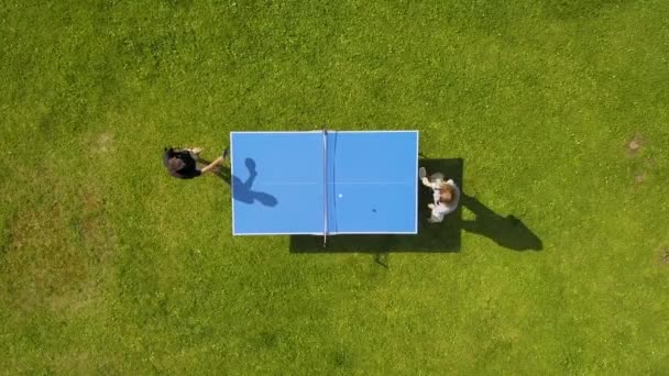 Flygfoto Människor Spelar Pingis Match Utomhus Top View Två Pojkar — Stockvideo