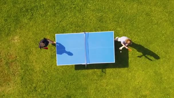 Menschen Die Freien Tischtennis Spielen Zwei Jungen Spielen Tischtennis Pingpong — Stockvideo