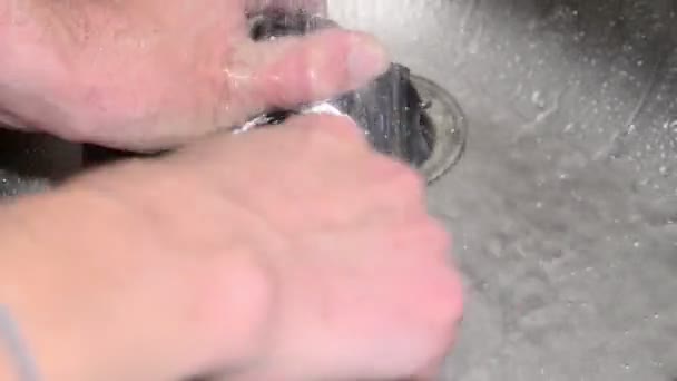 Lavando Sucia Cámara Dslr Agua Fotógrafo Loco Limpia Mal Sensor — Vídeo de stock