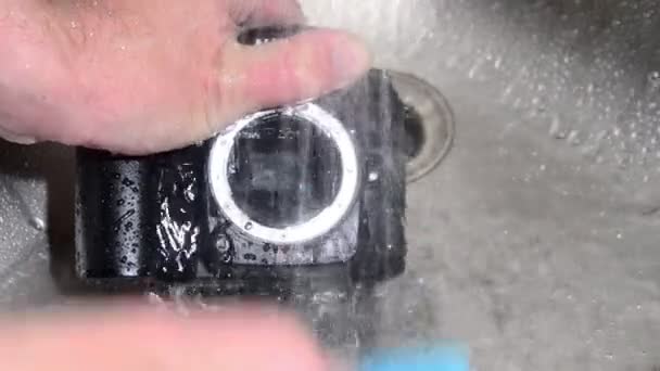 Πλύσιμο Βρώμικης Κάμερας Dsr Στο Νερό Crazy Φωτογράφος Καθαρίζει Άσχημα — Αρχείο Βίντεο