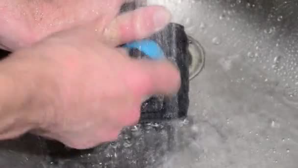 Lavando Sucia Cámara Dslr Agua Fotógrafo Loco Limpia Mal Sensor — Vídeo de stock