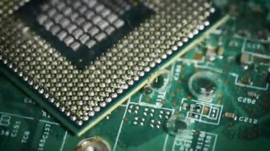 Teknoloji siber elektronik konsept. Suyun altında işlemci bilgisayarı. İşlemci suyla soğuyor. İşlemci suyun altında. Hasarlı elektronik
