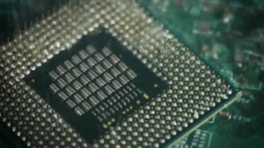 Teknoloji siber elektronik konsept. Suyun altında işlemci bilgisayarı. İşlemci suyla soğuyor. İşlemci suyun altında. Hasarlı elektronik