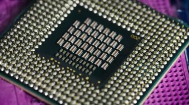 Teknoloji siber elektronik konsept. Suyun altında işlemci bilgisayarı. İşlemci suyla soğuyor. İşlemci suyun altında. Hasarlı elektronik