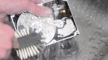 Bilgisayar sabit diski akan suyun altında. Çılgın veri temizleme fikri. Hard disk musluk suyunun altında. Sabit Sürücüyü Temizleme Kavramı.