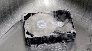 Bilgisayar sabit diski akan suyun altında. Çılgın veri temizleme fikri. Hard disk musluk suyunun altında. Sabit Sürücüyü Temizleme Kavramı.