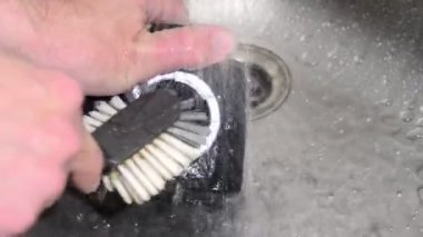 Bilgisayar sabit diski akan suyun altında. Çılgın veri temizleme fikri. Hard disk musluk suyunun altında. Sabit Sürücüyü Temizleme Kavramı.