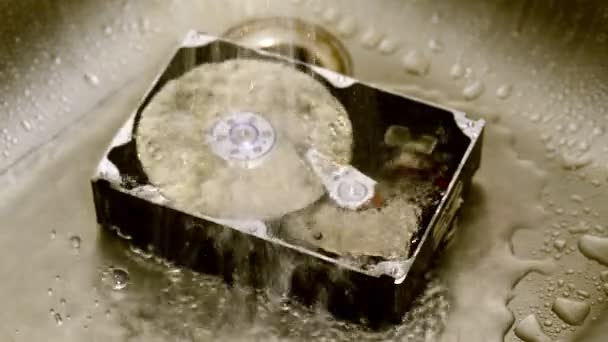 Σκληρός Δίσκος Υπολογιστή Κάτω Από Τρεχούμενο Νερό Τρελή Ιδέα Καθαρισμού — Αρχείο Βίντεο