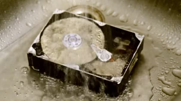 Bilgisayar Sabit Diski Akan Suyun Altında Çılgın Veri Temizleme Fikri — Stok video
