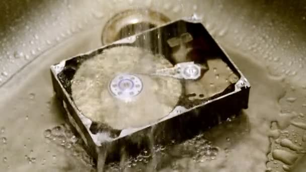 Počítačový Disk Pod Tekoucí Vodou Šílený Nápad Vyčištění Dat Pevný — Stock video