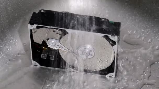 Bilgisayar Sabit Diski Akan Suyun Altında Çılgın Veri Temizleme Fikri — Stok video