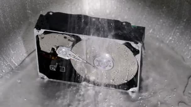 自来水下的计算机硬盘驱动器 疯狂的数据清理的想法 用自来水驱动硬盘驱动器 清洗硬盘驱动器的概念 — 图库视频影像