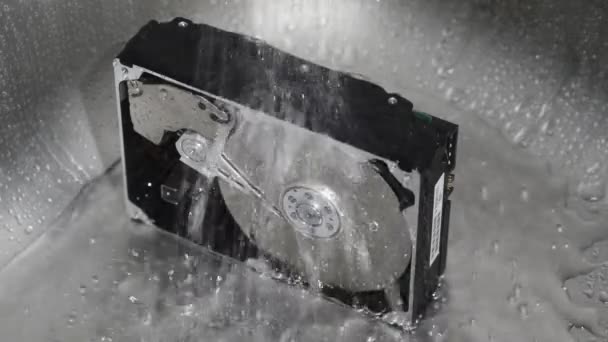自来水下的计算机硬盘驱动器 疯狂的数据清理的想法 用自来水驱动硬盘驱动器 清洗硬盘驱动器的概念 — 图库视频影像