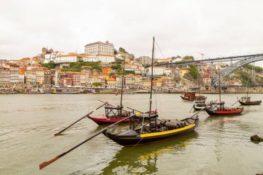 Portekiz 'in Porto şehrine bakan Douro Nehri' ndeki tekneler..