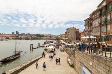 Portekiz 'deki Ribeira iskelesinde gezinen insanlar