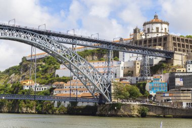 Portekiz 'in Porto şehrindeki I. Luis Köprüsü. Arka planda manastır var..