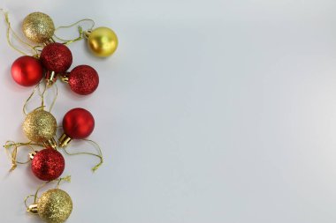 Beyaz arka planda takılar olan bir Noel kompozisyonu. Noel baloları, beyaz arka planda izole edilmiş mücevherler. Noel tatili geçmişi.