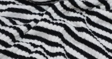 Beyaz, siyah çizgili dokuma kumaş..