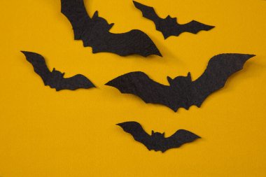 Cadılar Bayramı. Yarasalar. Sarı arka plan. Soyut. 