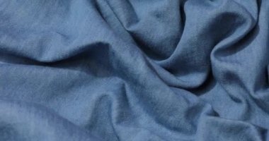 Mavi kot kumaş arka plan. Mavi kot kumaş arka plan dokusunu dalgalandırıyor. Mavi kot kumaş kumaş kumaş kumaş..
