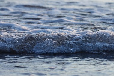 Deniz dalgası yakın çekim. Okyanus dalgası. Seçici odak.