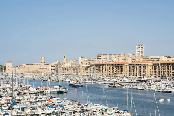 Tarihi binaları ve körfez kenarındaki sayısız rıhtımlı tekneleri olan Avrupa şehrinin büyüleyici marina manzarasının tadını çıkarın.