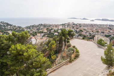 Nefes kesici bir hava perspektifi, Akdeniz ve uzak adaları olan bir kıyı kasabasını yakalıyor.