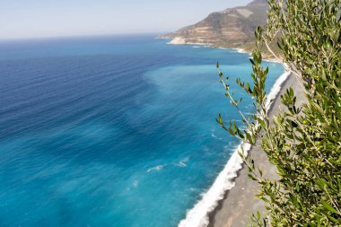 Nefes kesici okyanus manzarası, engebeli sahil kayalıkları ve manzarayla birlikte turkuaz suları sergiliyor.