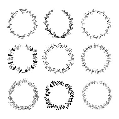 El çizimi, çiçek desenli yuvarlak çerçeveler veya çelenkler. Vektör karalama şablonları. Çiçekli ve yapraklı siyah kabataslak unsurlar düğün için, yıldönümü kartı, beyaz arka planda davetiye