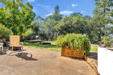 Arka bahçesinde saksı kutusu var.