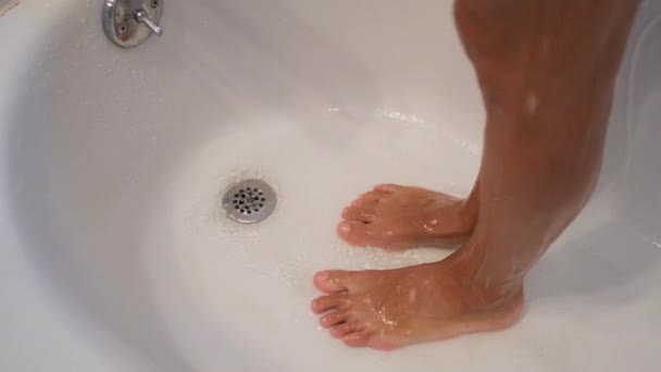 Γυναίκα Στο Μπάνιο Πόδια — Αρχείο Βίντεο