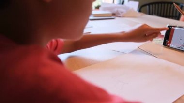 Eyfel Kulesi 'ni akıllı telefon kullanarak çizen çocuk. 