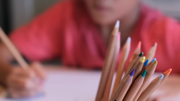 Dzieci Rysunek Pisania Kolorowych Ołówków Domu Koncepcja Edukacji Domu Powrotem — Wideo stockowe