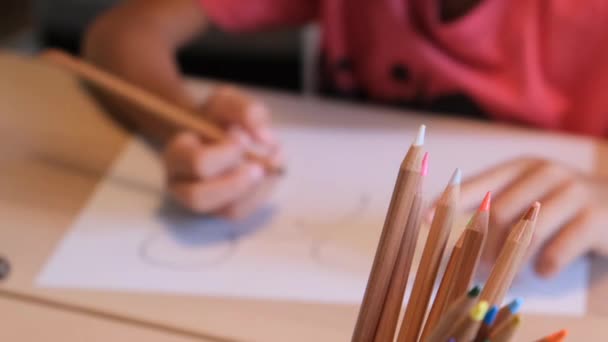 Niños Dibujando Escribir Con Lápices Colores Hogar Concepto Educación Hogar — Vídeo de stock