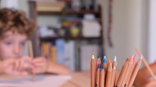 Діти Малюють Написання Кольоровими Олівцями Вдома Концептуальна Освіта Вдома Назад — стокове відео