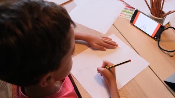 男孩用智能手机画艾菲尔铁塔 — 图库视频影像