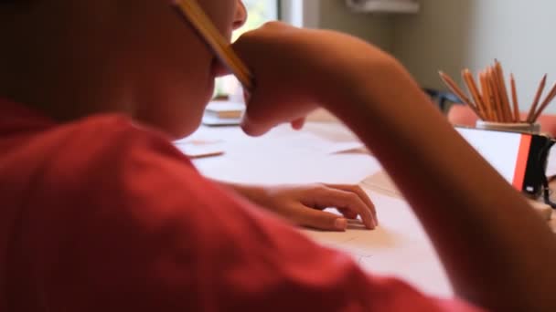 男孩用智能手机画艾菲尔铁塔 — 图库视频影像