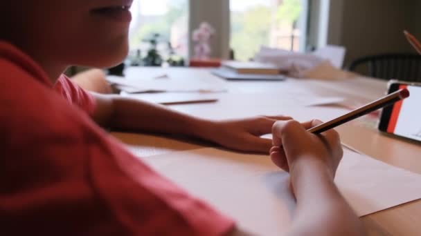Eyfel Kulesi Akıllı Telefon Kullanarak Çizen Çocuk — Stok video
