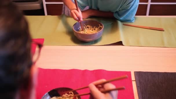 Kisfiú Pálcikás Tésztát Eszik Kínai Élelmiszer — Stock videók