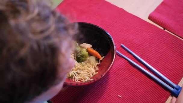 Jeune Garçon Mange Des Nouilles Avec Des Baguettes Nourriture Chinoise — Video