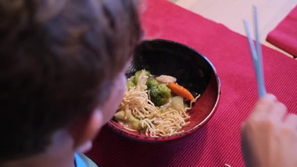 Enfant Qui Mange Des Nouilles Avec Des Baguettes — Video
