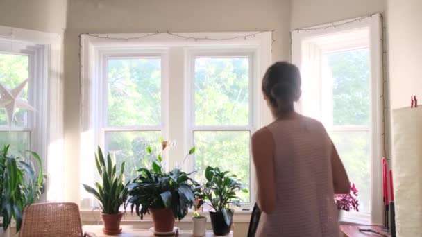 自宅でコーヒーを楽しんでいる魅力的な女性のバックビュー — ストック動画