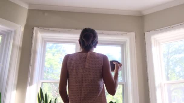 吸引人的女士在家喝咖啡的背景图 — 图库视频影像