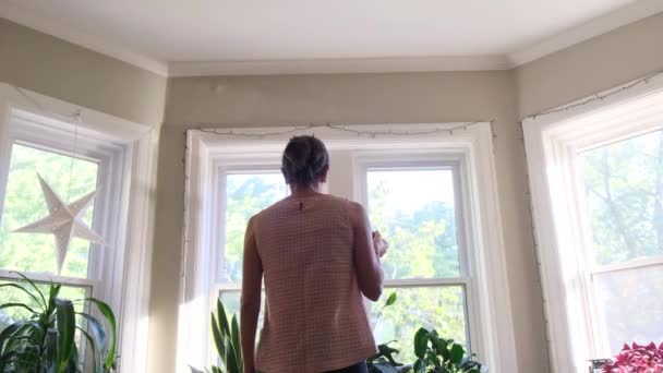Çekici Bir Bayanın Evde Kahvesini Yudumlarken Görüntüsü — Stok video