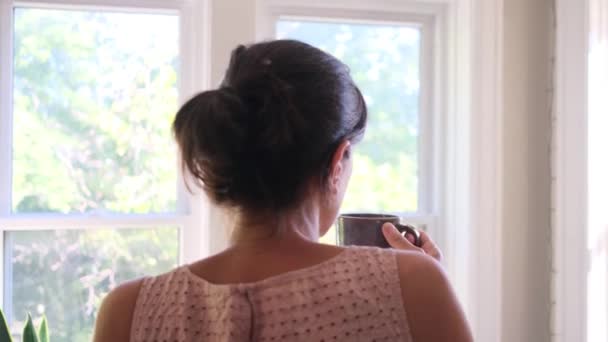 Çekici Bir Bayanın Evde Kahvesini Yudumlarken Görüntüsü — Stok video