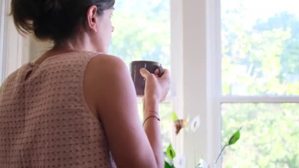 Achteraanzicht Van Aantrekkelijke Dame Die Thuis Van Een Kopje Koffie — Stockvideo