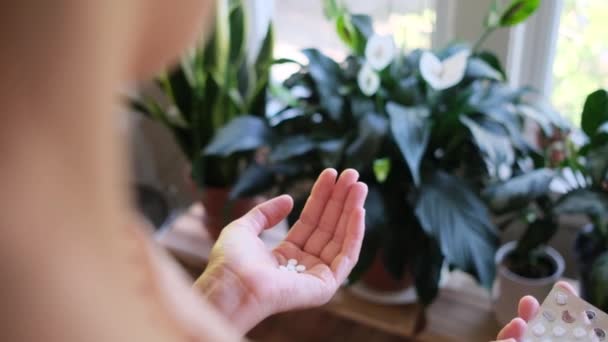 Uma Mulher Segurando Comprimidos Suas Mãos — Vídeo de Stock