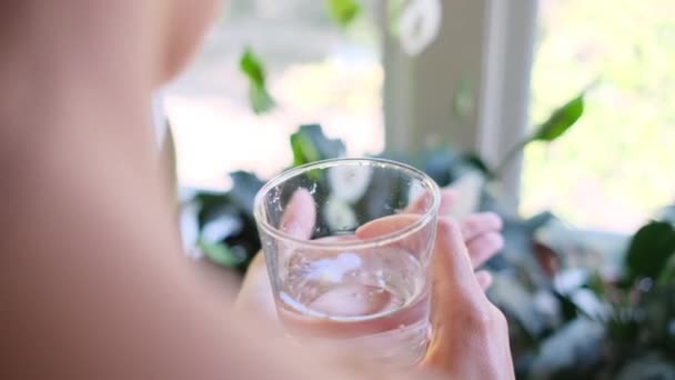 Mujer Tomando Una Pastilla Con Vaso Agua — Vídeos de Stock